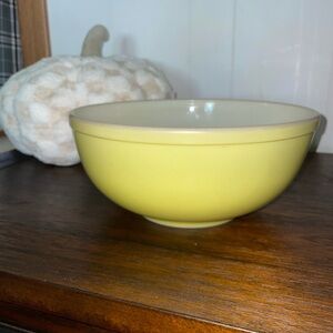PYREX 1940’s-1950’s Yellow Primary Mixing Bowl 404